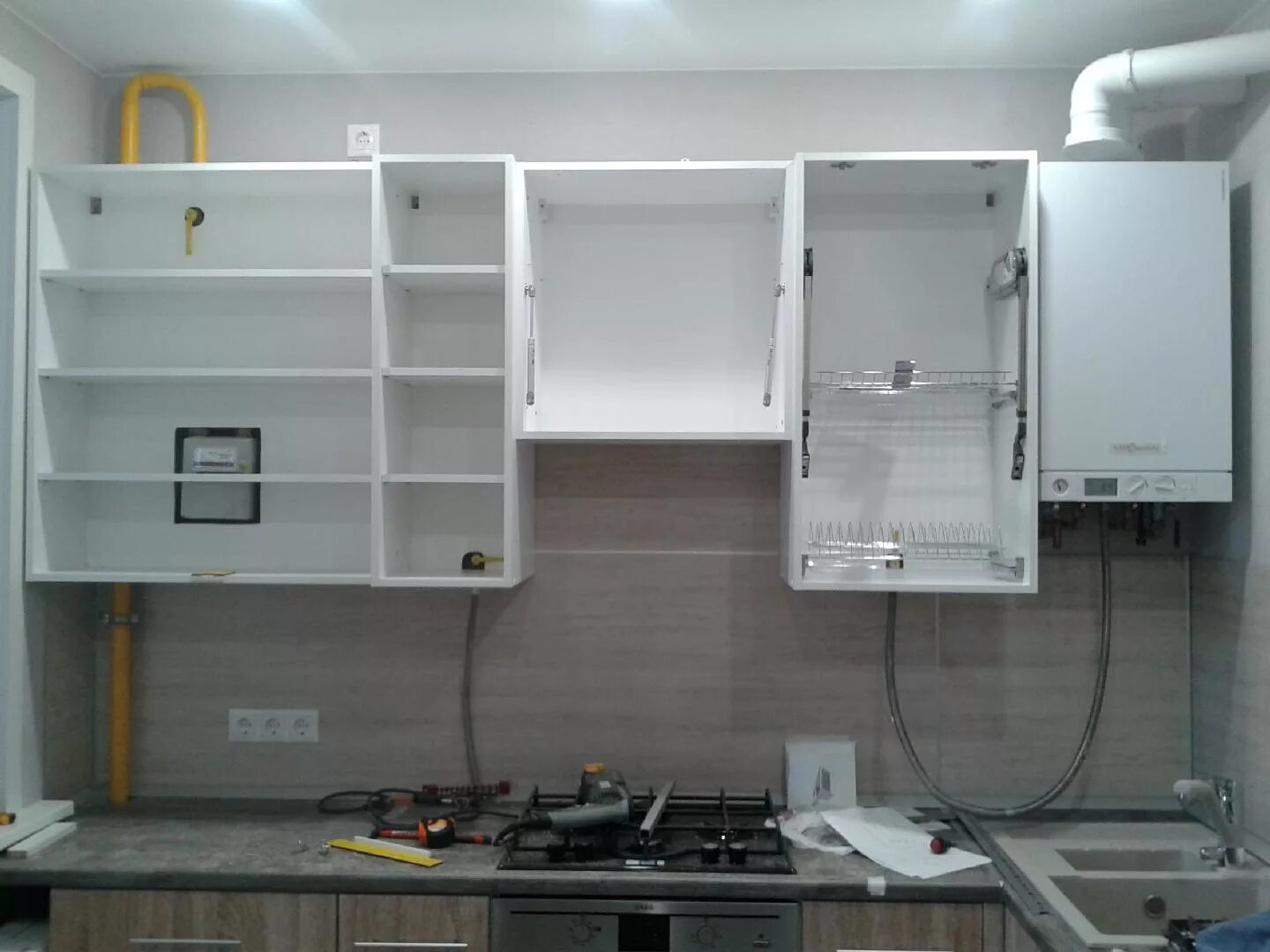 Кухня с трубами фото Фотографии работы: Кухонный гарнитур в ЖК Горчаково