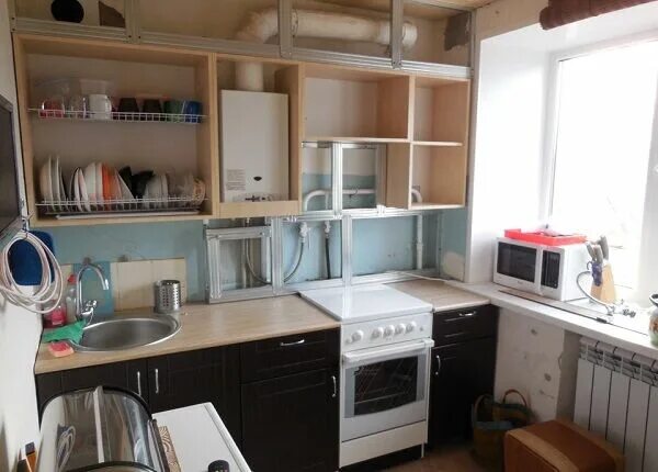 Кухня с трубами фото Как спрятать газовую трубу на кухне: разные способы маскировки