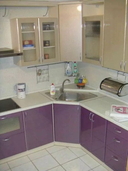 Кухня с угловой мойкой дизайн Дизайн кухни 7 кв м подразумевает угловое расположение мебели и лаконичный интер