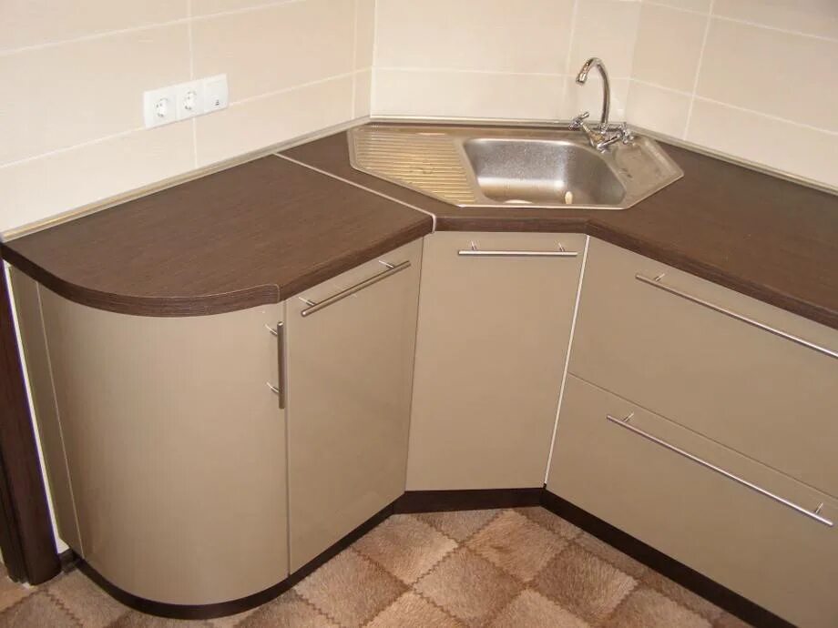 Кухня с угловой столешницей фото Угловая мойка на кухне - какие есть варианты?