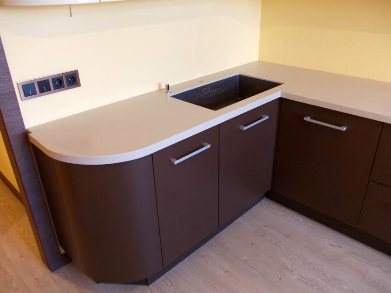 Кухня с угловой столешницей фото Фото 3930676. Кухонные столешницы из искусственного акрилового камня. Фотоальбом