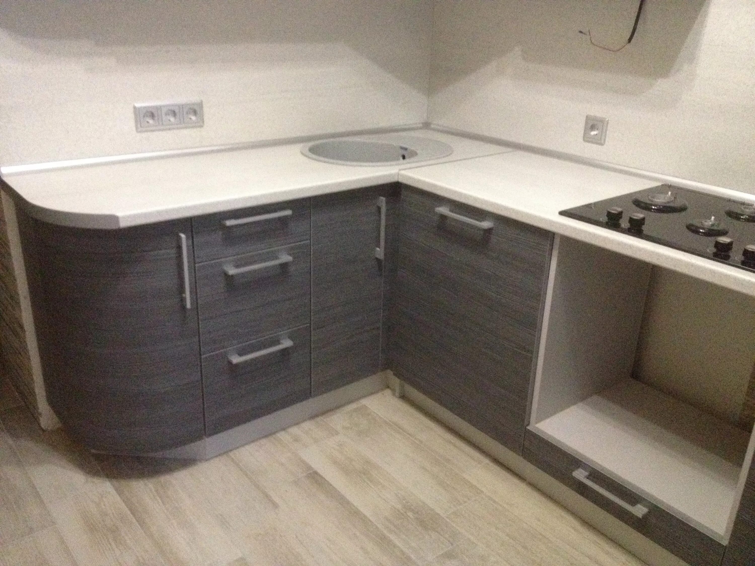 Кухня с угловой столешницей фото Симпатичная угловая кухня с гнутым фасадом "Антуана" (пример 290)