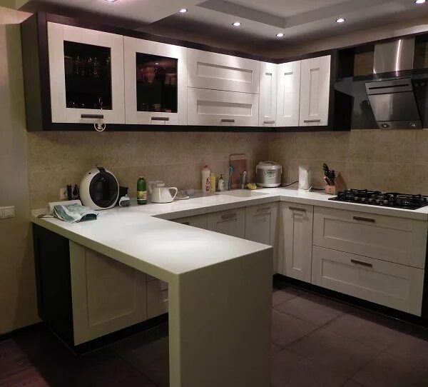 Кухня с угловой столешницей фото Кухонный гарнитур Полиантес. Угловая кухня из массива дуба со столешницей из иск