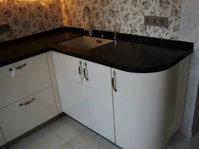 Кухня с угловой столешницей фото Фотоальбом "Кухонные столешницы" от пользователя