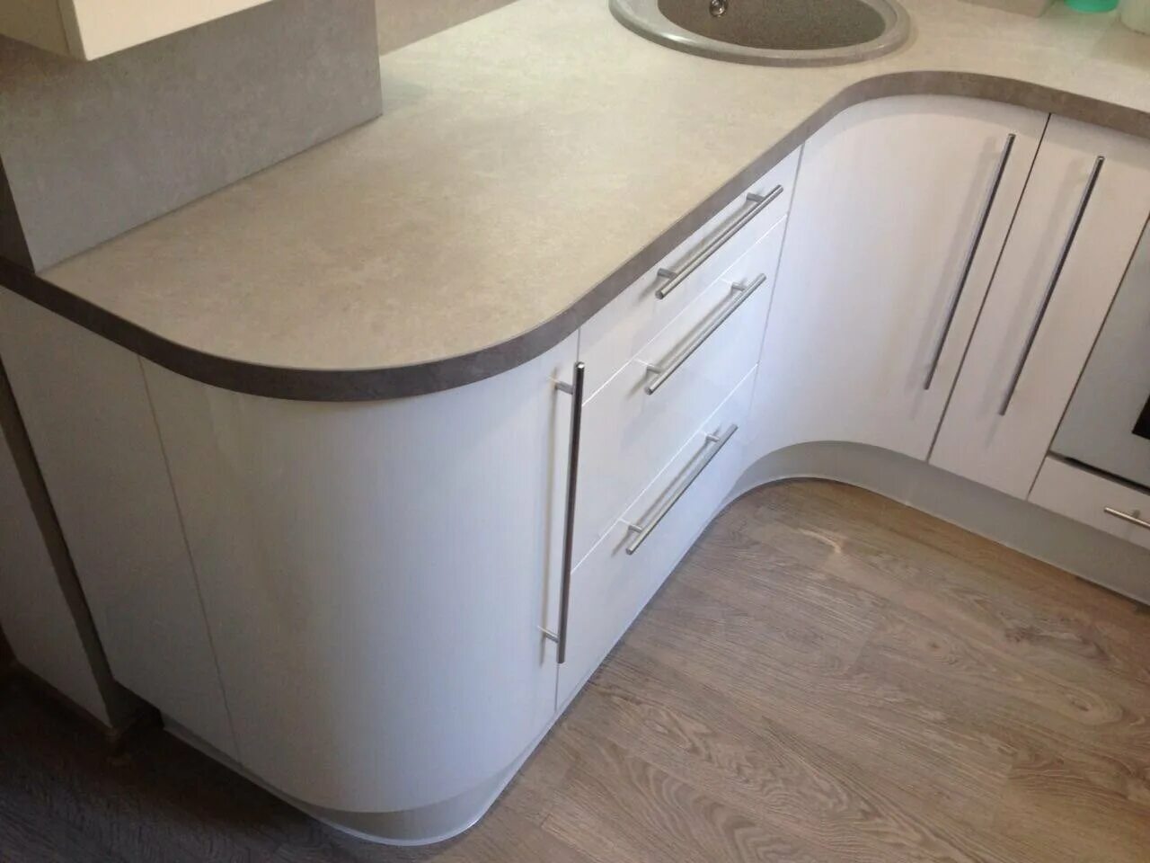 Кухня с угловой столешницей фото Полировка столешницы в Янтарном: 13 исполнителей с отзывами и ценами на Яндекс У