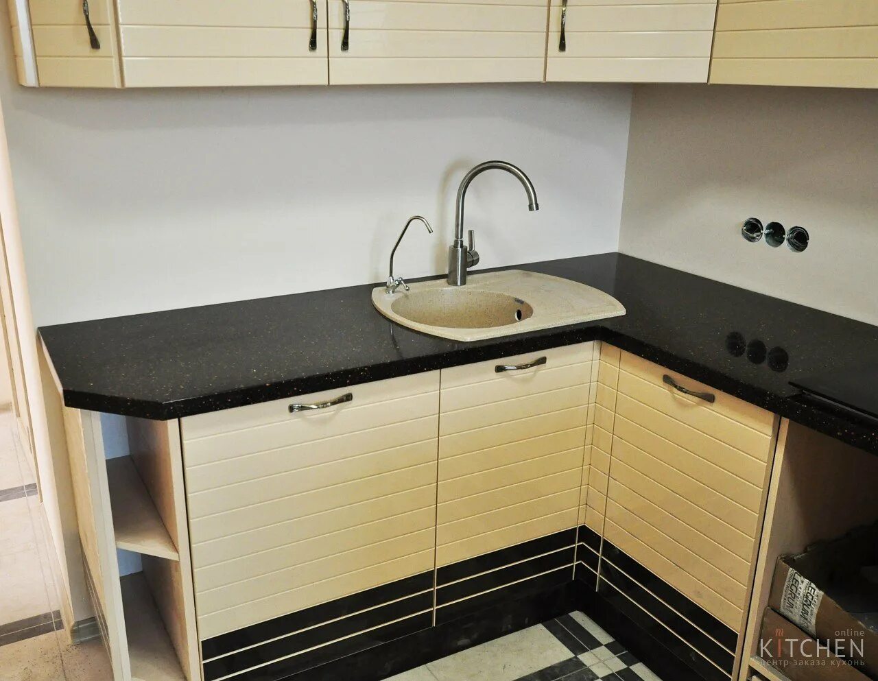 Кухня с угловой столешницей фото Образцы кухонных гарнитуров для маленьких кухонь с угловой мойкой
