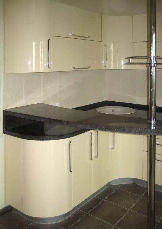 Кухня с угловой стойкой фото Столешница 1 метр на 1 метр - фото