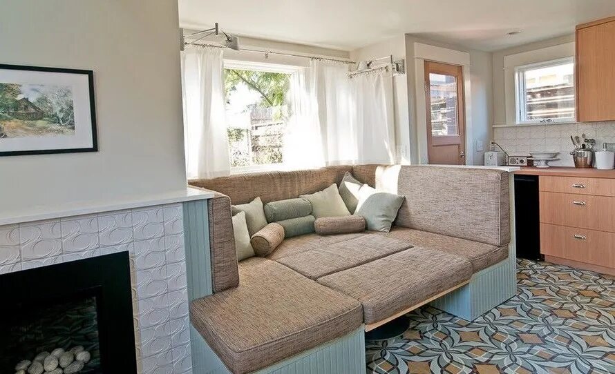 Кухня с угловым диваном в интерьере Отличное решение: кухонный уголок со спальным местом