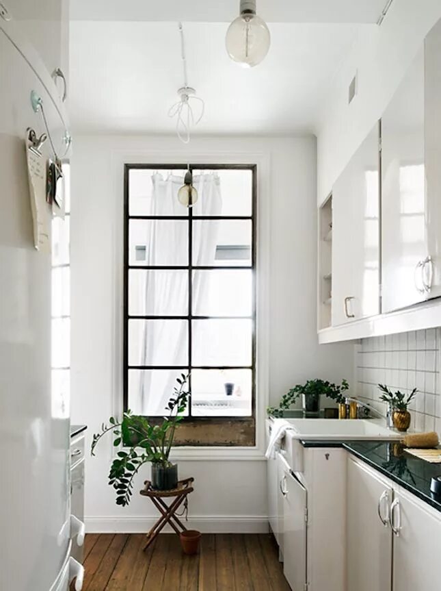 Кухня с узким окном фото 20 Decor Ideas to Make Your Tiny Kitchen Feel Huge Идеи интерьера, Дизайн кухонь