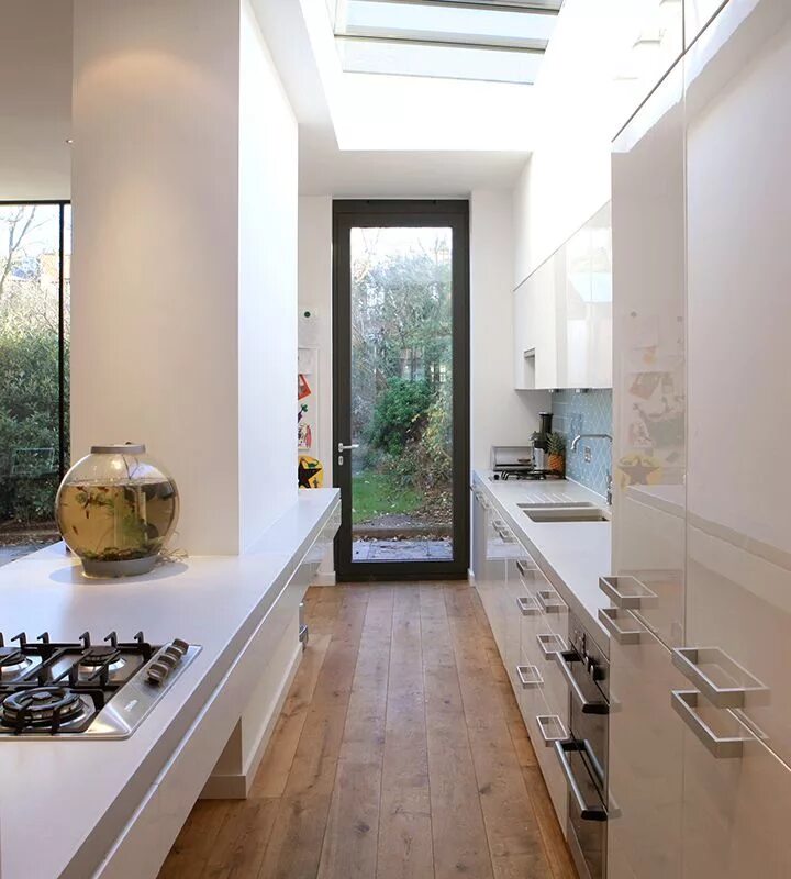Кухня с узким окном фото Threefold Architects side return extension. White modern kitchen with skylights 