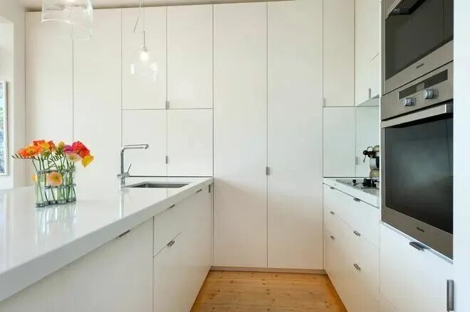 Кухня с узкими верхними шкафами фото How to Mix and Match Your Kitchen Cabinet Hardware - Wish Sotheby's Internationa