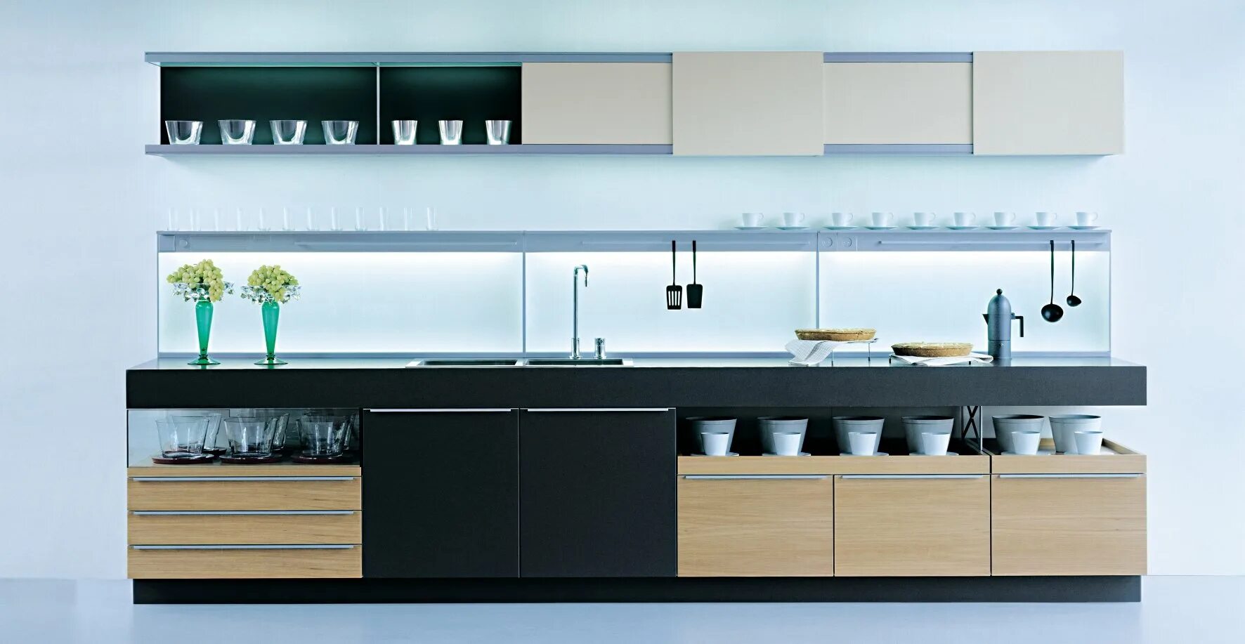 Кухня с узкими верхними шкафами фото Навесные кухонные гарнитуры