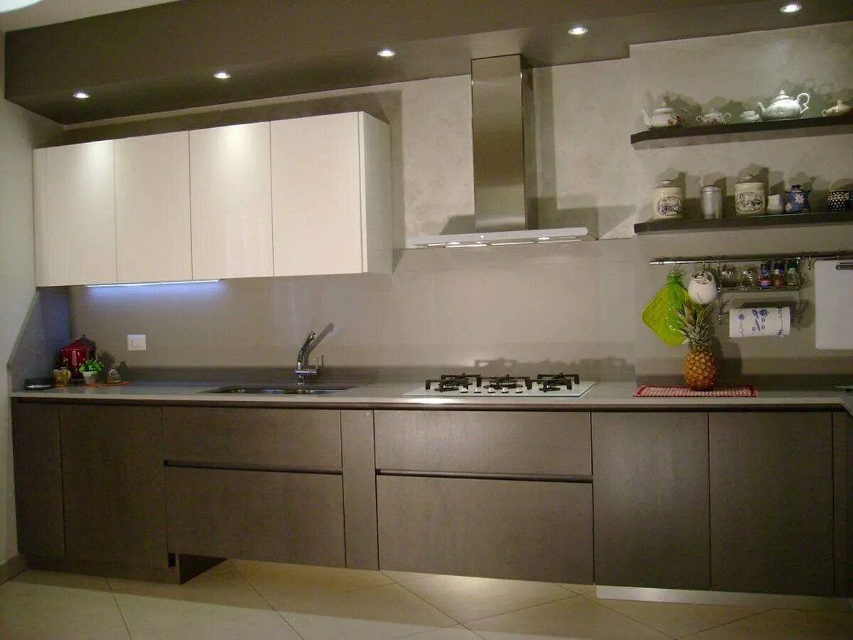 Кухня с узкими верхними шкафами фото Кухня с горизонтальными шкафами под потолок - Гранд Проект Декор.ру