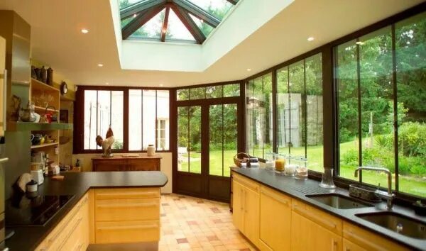 Кухня с витражными окнами фото Закрытая веранда, пристроенная к дому: проекты, дизайн, фото интерьера Home, Roo