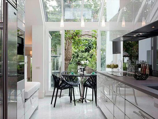 Кухня с витражными окнами фото Siobhan Loates Interior Design Modern kitchen london, Modern kitchen photos, Con