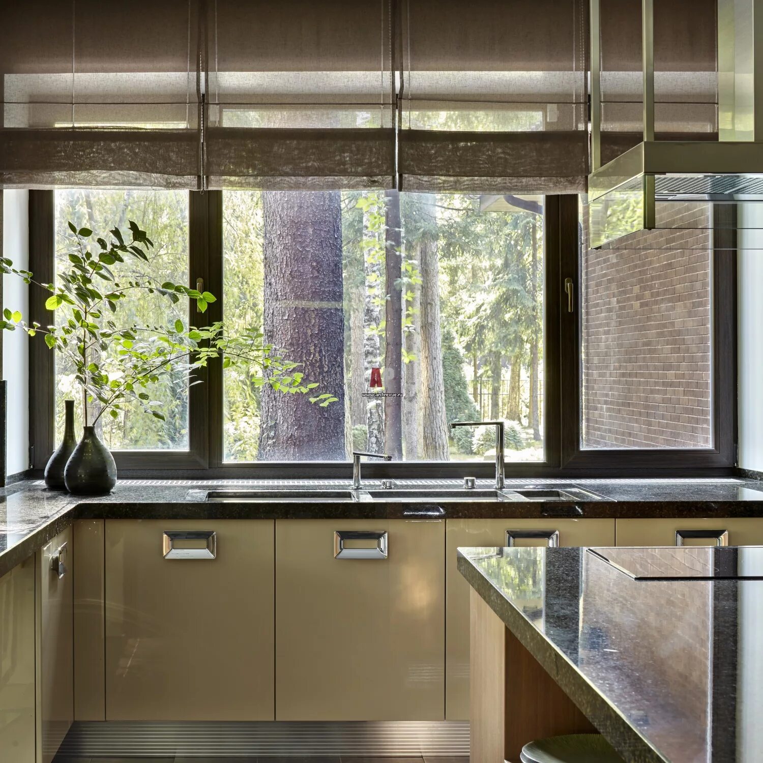 Кухня с витражными окнами фото Фото интерьера кухни дома в современном стиле