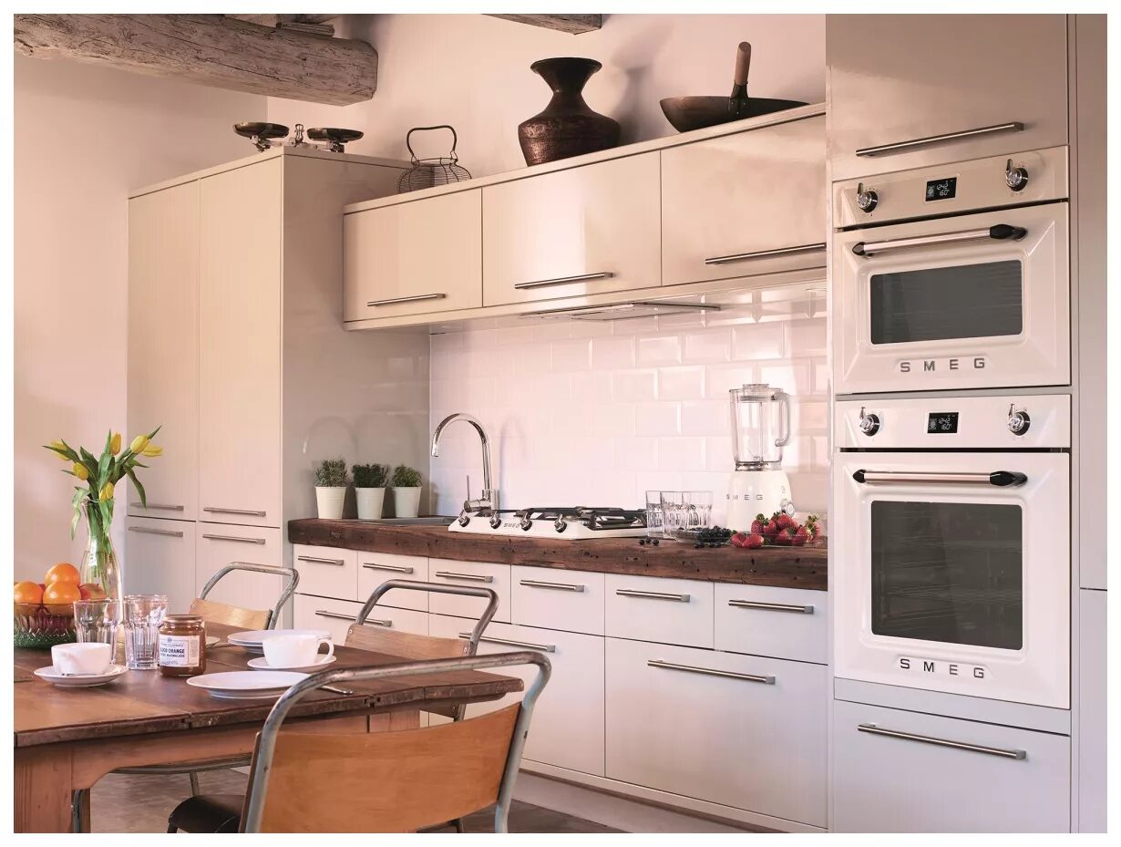 Кухня с встроенной плитой фото Встраиваемый электрический духовой шкаф Smeg SF4920VCB White - купить в Москве, 