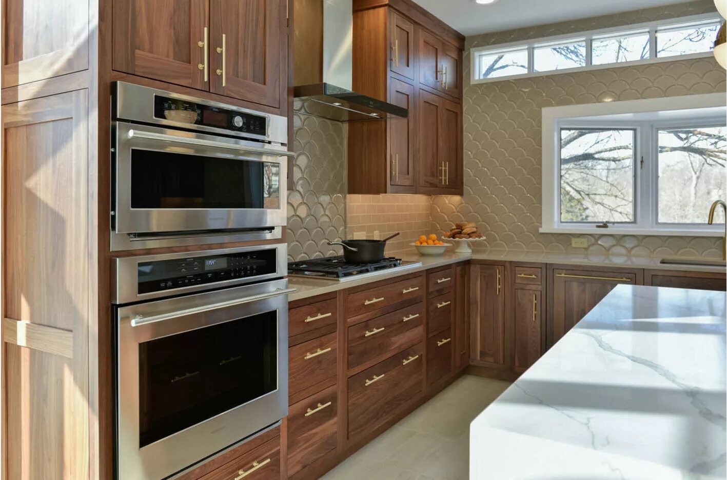 Кухня с встроенной техникой фото Фигурная плитка для фартука - Ремонт без проблем