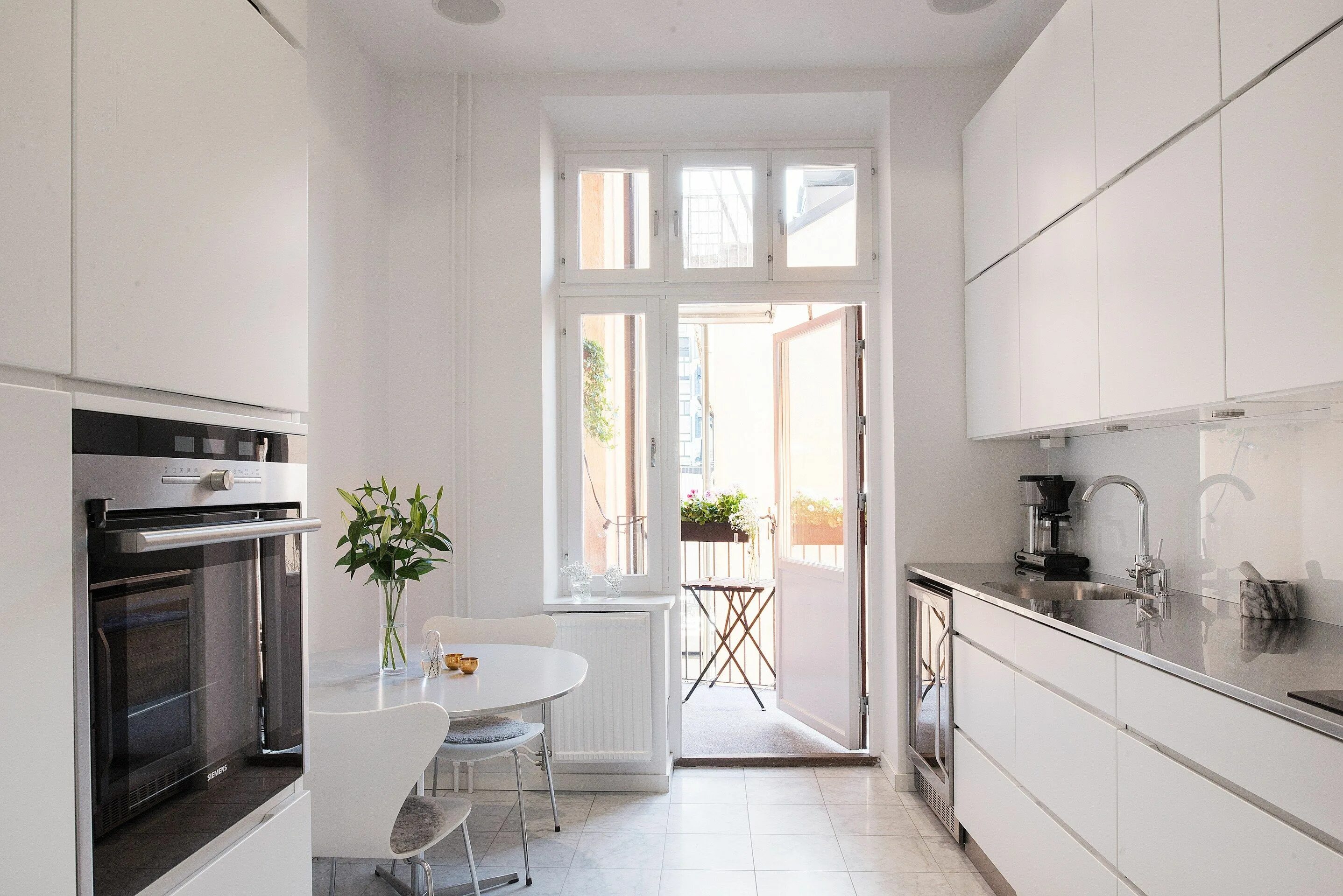 Кухня с выходом на балкон дизайн фото Piso elegante y moderno con elementos originales delikatissen Kitchen interior, 