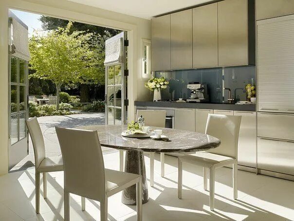 Кухня с выходом на террасу фото Кухня с выходом в сад House interior, Kitchen decor modern, Home decor
