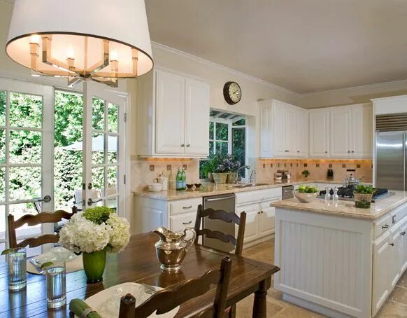 Кухня с выходом на террасу фото Annette English Interior Design Colonial Revival Kitchen design, Traditional kit