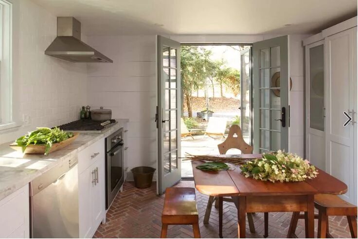 Кухня с выходом на террасу фото Country style kitchen design. #kitchendesign Küche entwerfen, Klapptisch esstisc