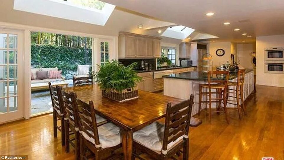 Кухня с выходом на террасу фото Tom Hanks lists TWO side-by-side homes in LA's Pacific Palisades for $18m Daily 