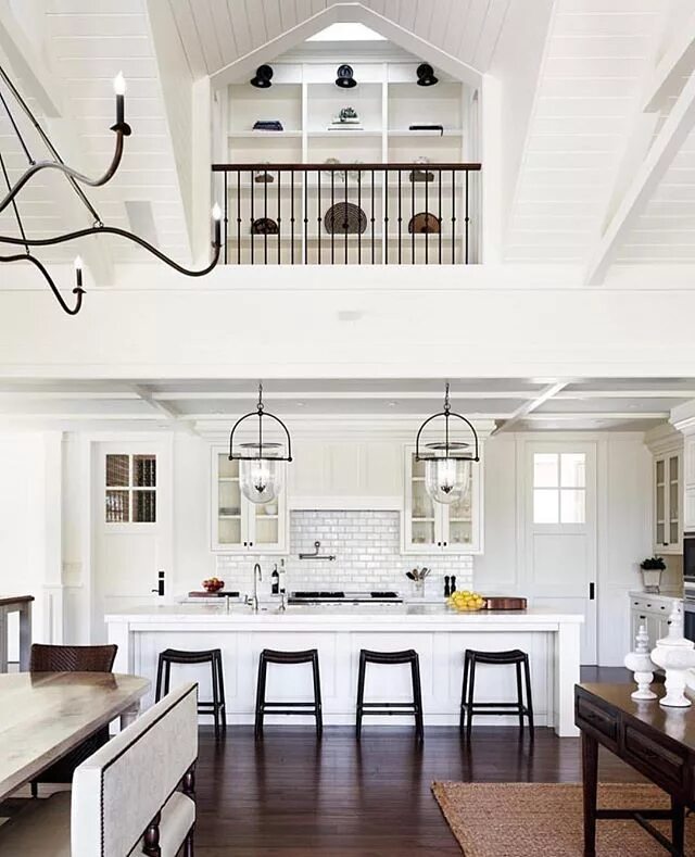Кухня с высоким потолком фото Open floor plan or galley kitchen what's your favorite?! This one is pretty amaz