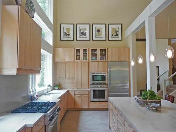 Кухня с высоким потолком фото How to Decorate the Top of Kitchen Cabinets Home Design Lover Artistic kitchen, 