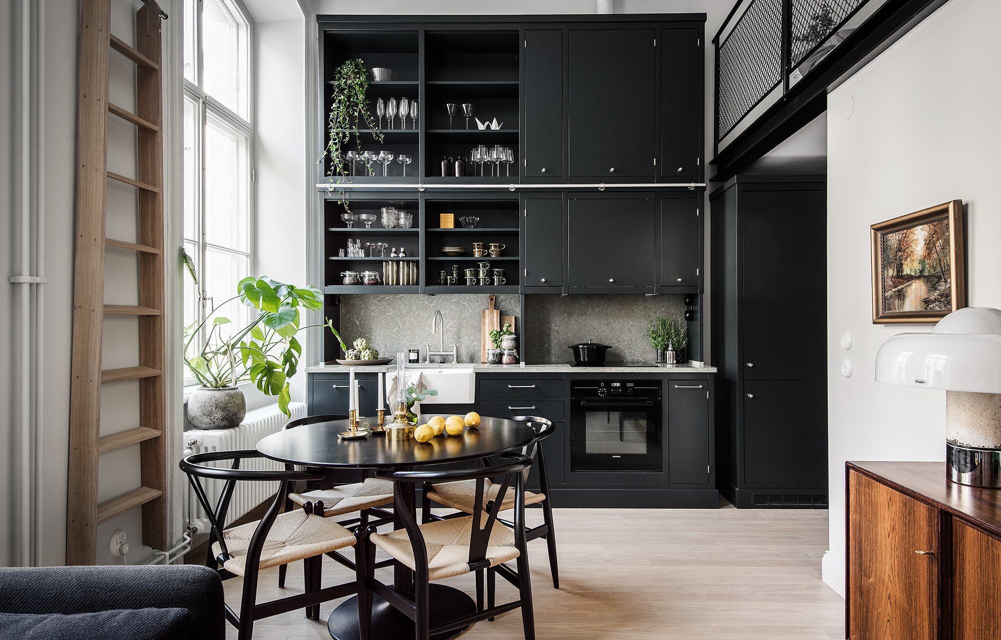 Кухня с высокими потолками дизайн фото Квартира в Стокгольме со спальным местом под потолком - INMYROOM