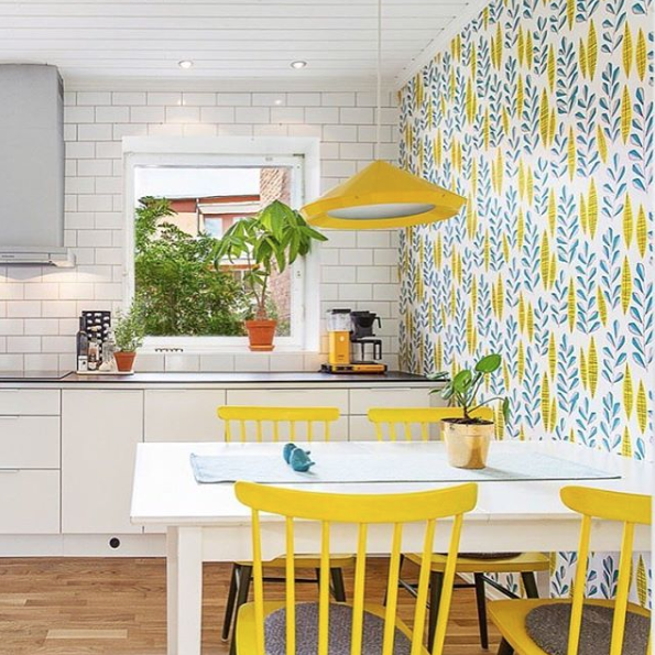 Кухня с желтыми обоями дизайн фото Missprint Garden City Bustle wallpaper in this bright and colourful kitchen. Kit