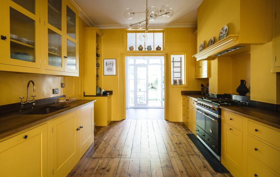 Кухня с желтыми обоями дизайн фото The life-affirming joy of a brilliantly bold, yellow kitchen: 'As you walk into 