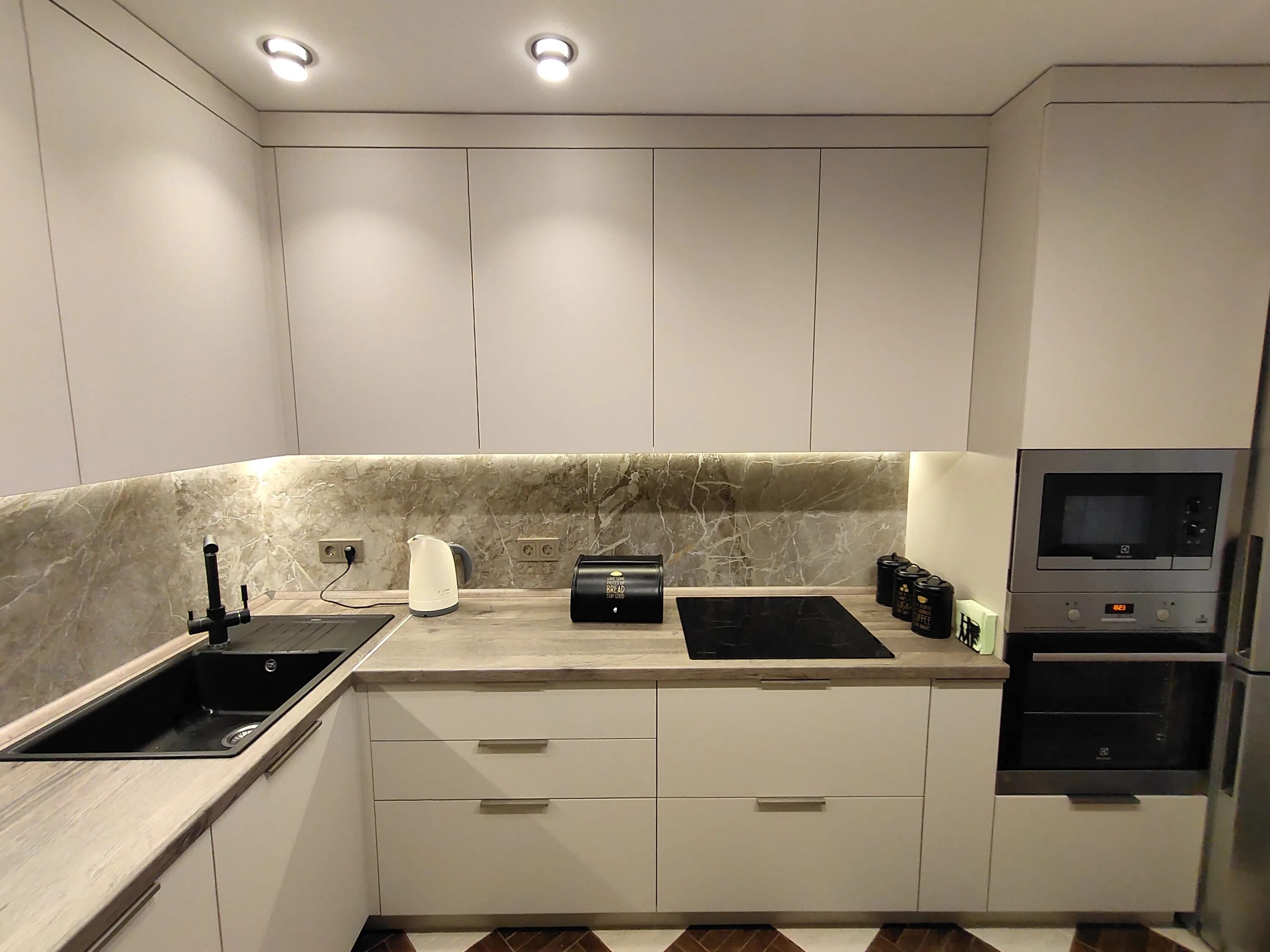 Кухня сахара крем агт фото Угловая стильная матовая кухня "Меренга" в Минске, с фасадами Supramat. - смотре