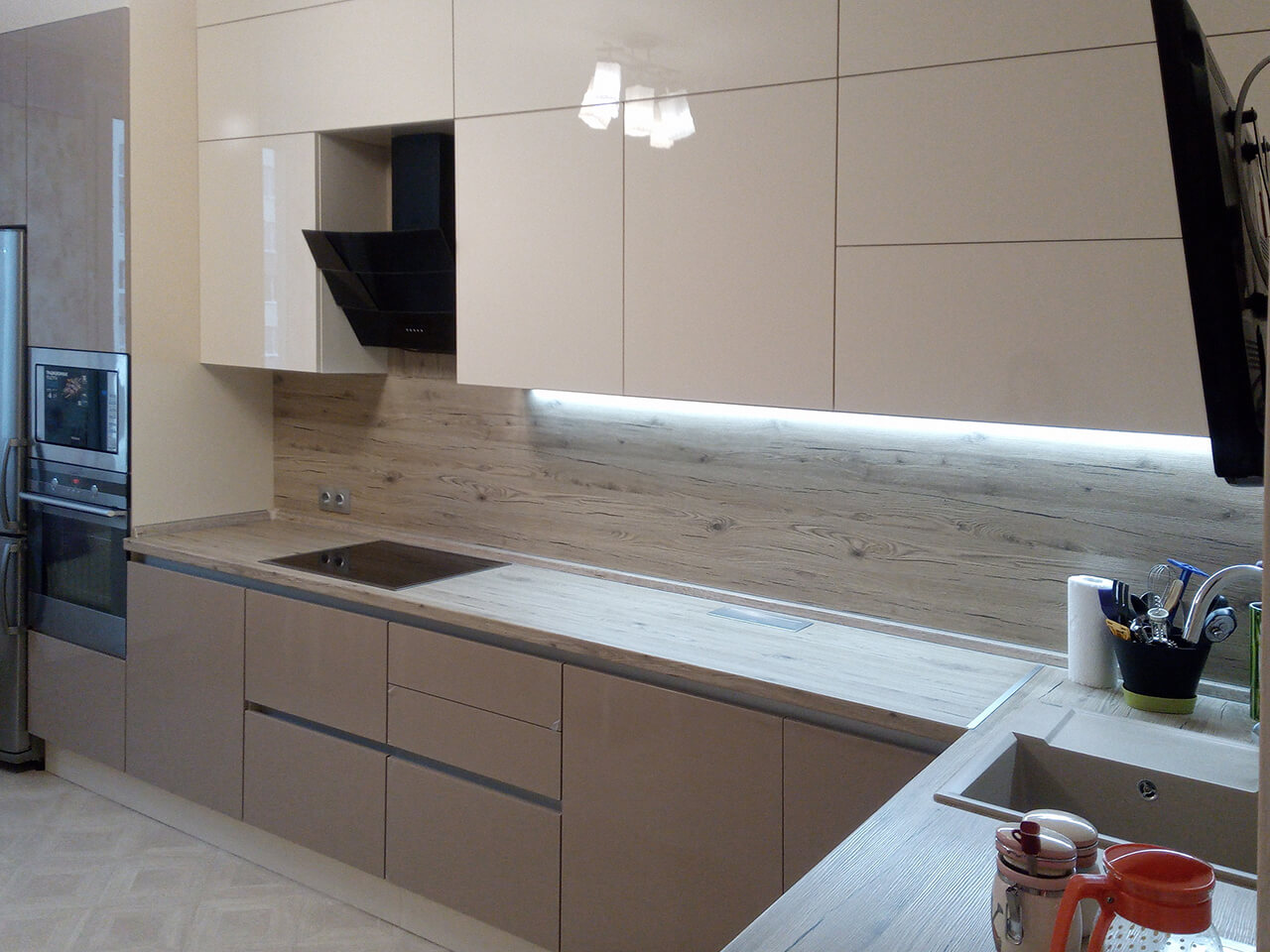 Кухня сахара крем фото Угловая кухня - Встроенная кухня современная в стиле минимализм кухонный гарниту