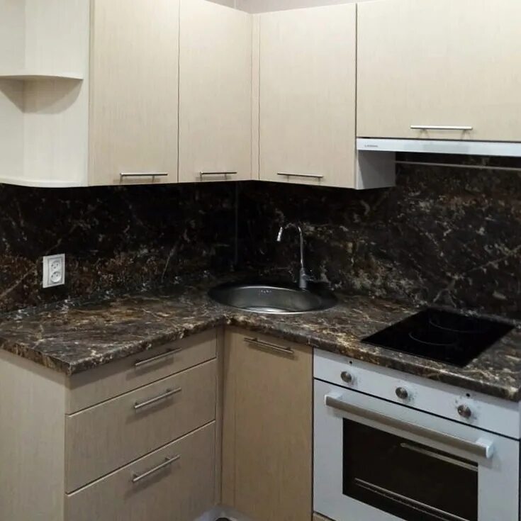 Кухня сахара крем фото Кухня "Лофт крем" фасады: AGT крем, столешница: 38 мм Скиф Королевский опал, фар