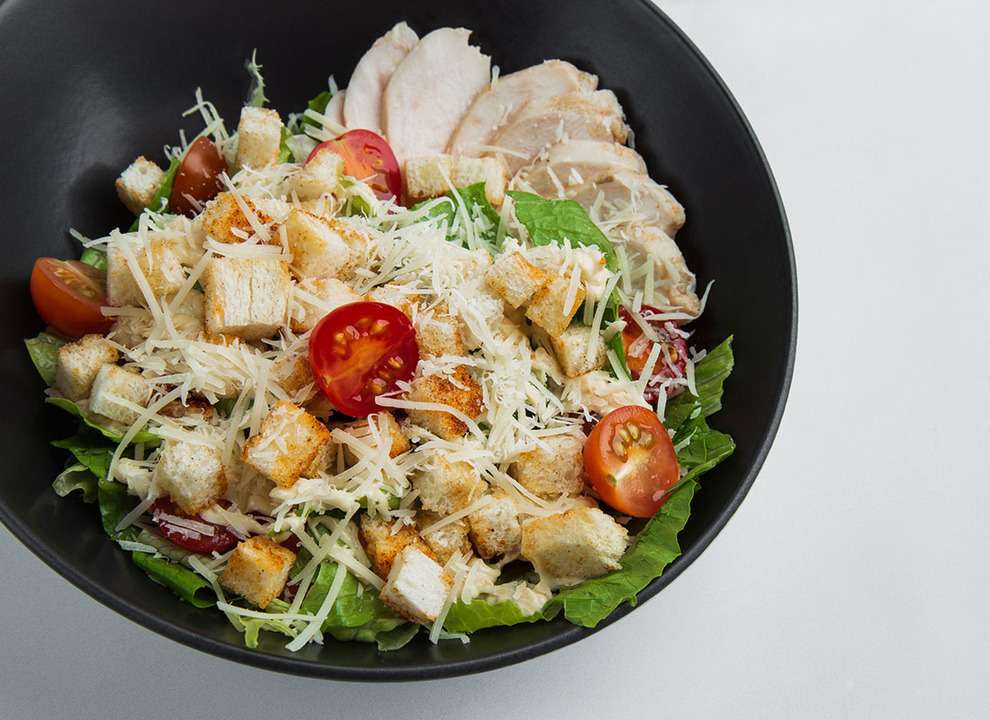 Кухня салат фото Салат "Цезарь" с куриным филе заказать с доставкой от ёКейтеринг по цене 780 руб