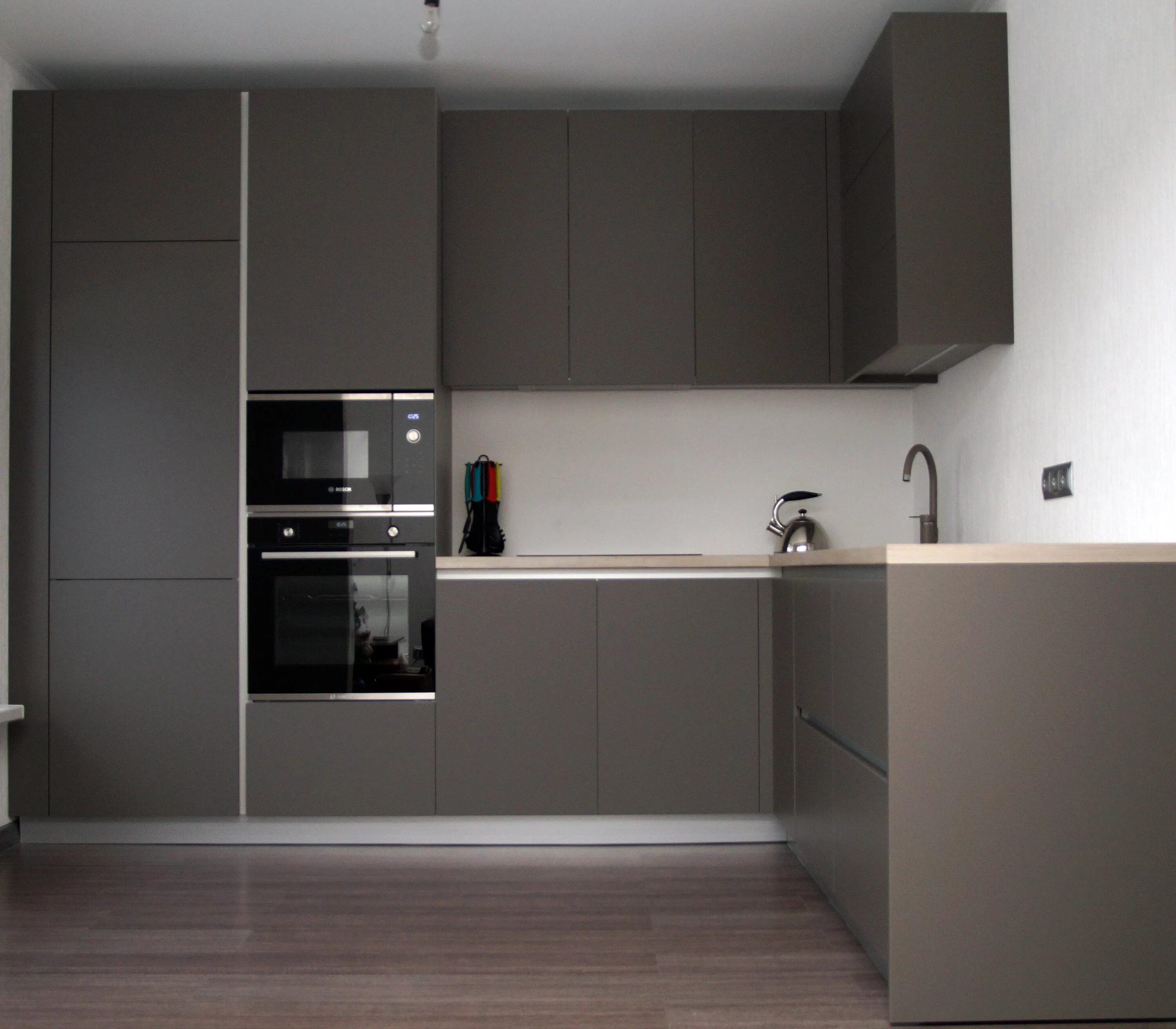 Кухня серая матовая современная угловая фото Кухня в современном стиле Фасады: Акрил senosan графит матовый СО8 - ItalyBel.by