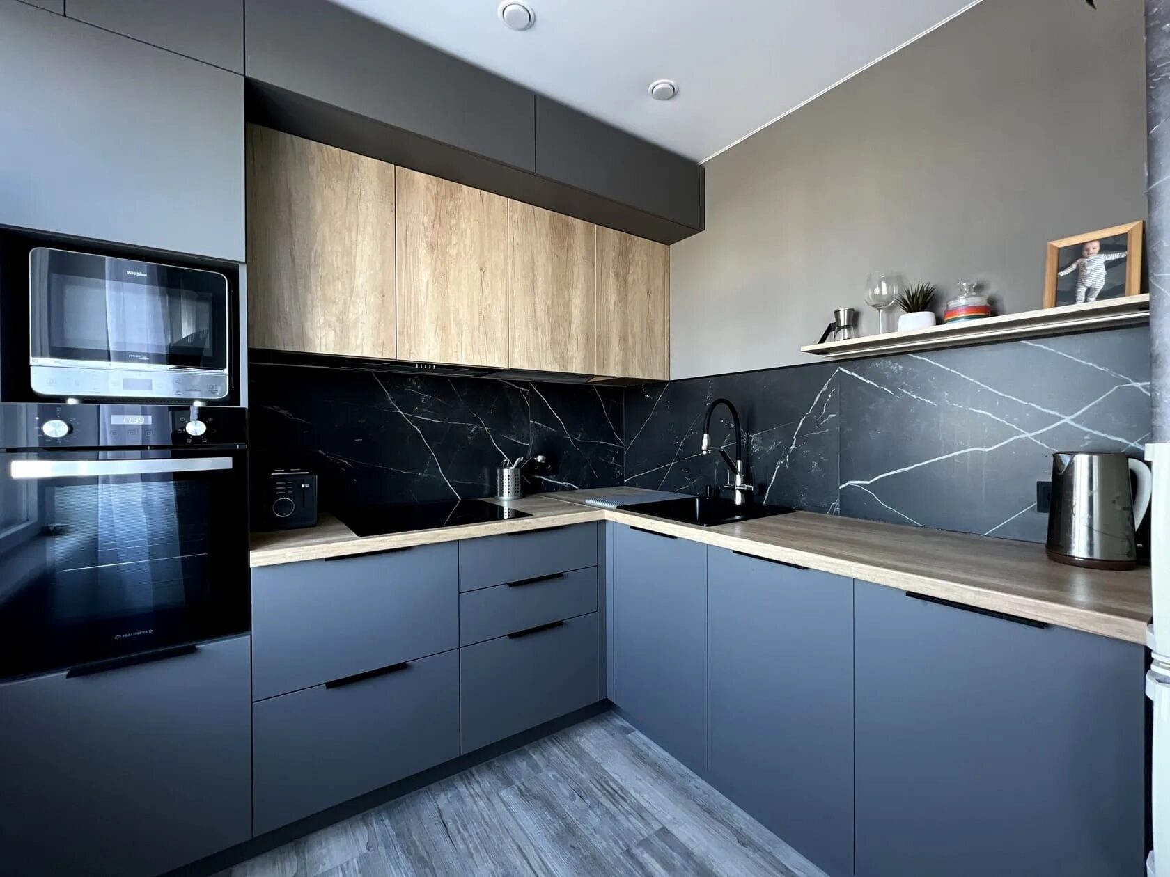 Кухня серая матовая современная угловая фото Кухня угловая в современном стиле. Цвет: серый, дерево. В Санкт-Петербурге, СПб.