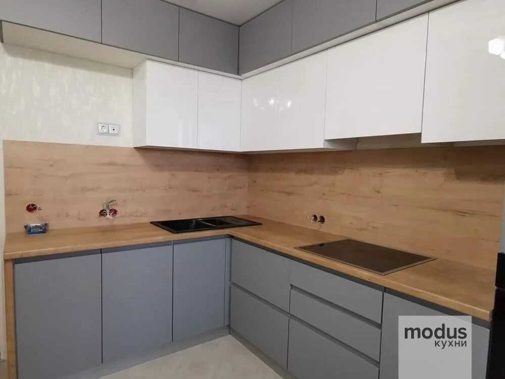 Кухня серая панель фото Светло серая кухня с антресолью