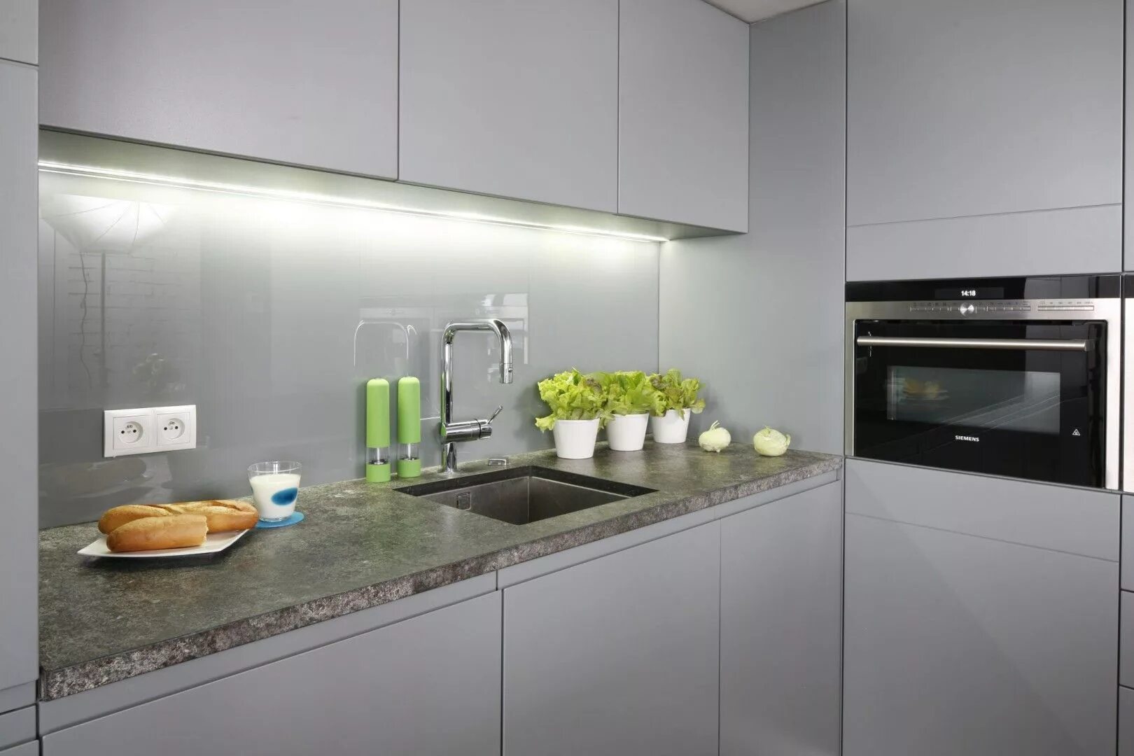 Кухня серая панель фото Szara kuchnia. Projekt: Monika i Adam Bronikowscy. Fot. Bartosz Jarosz