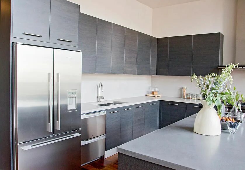 Кухня серая панель фото Brianne Bishop Design White modern kitchen, Grey kitchen cabinets, Kitchen remod