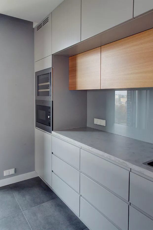 Кухня серая панель фото kuchnia - ciemniejszy odcień szarości - więcej drewnopodobnych dodatków Kitchen 