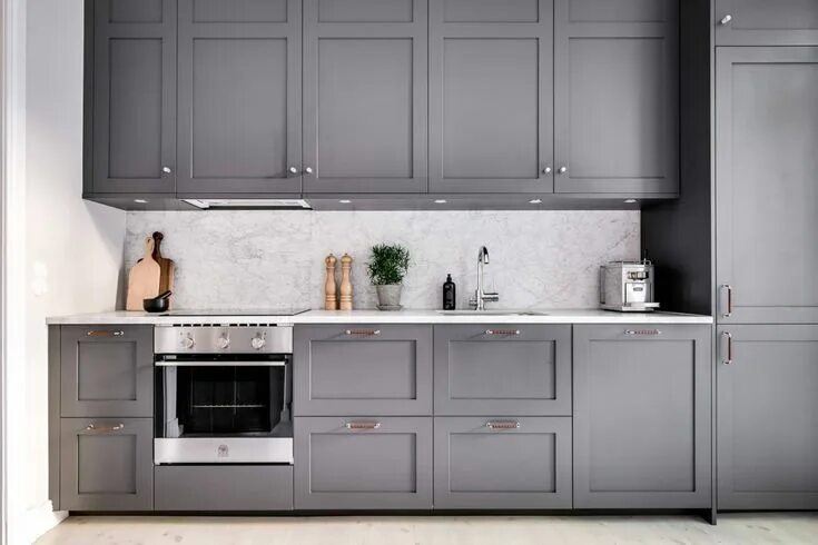 Кухня серая прямая фото Отделка кухни: обзор популярных материалов для стен Small apartment kitchen, Kit