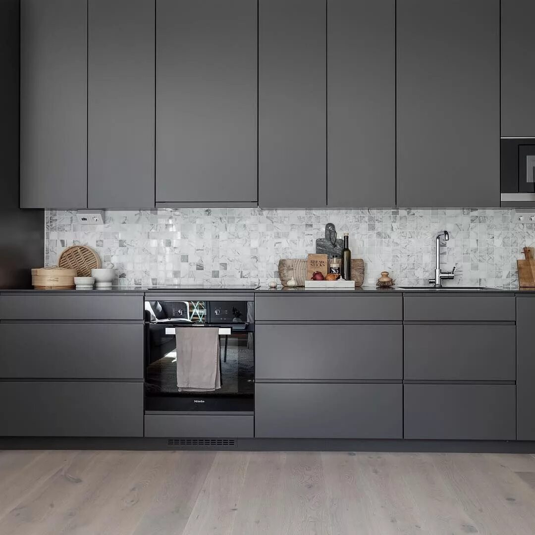 Кухня серая прямая фото Grått ska det vara 2016! Välkomna på visning och kontakta te*@***** för intresse