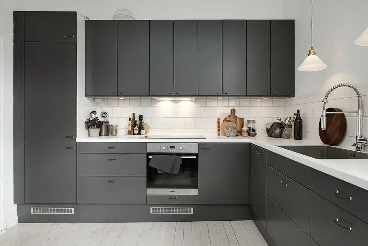 Кухня серая с белым фото Dark grey kitchen - COCO LAPINE DESIGN Grey kitchen furniture, Grey kitchen desi