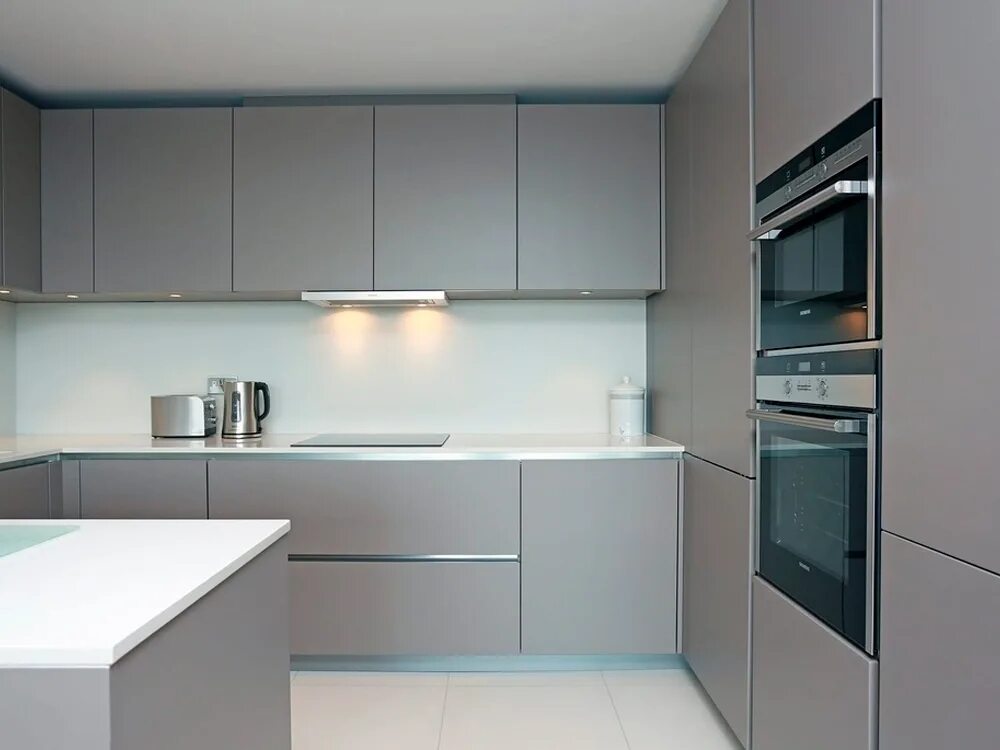 Кухня серая с белым фото Кухня из пластика Феникс Капучино на заказ по цене от 178200 ₽ в Москве - "Пласт