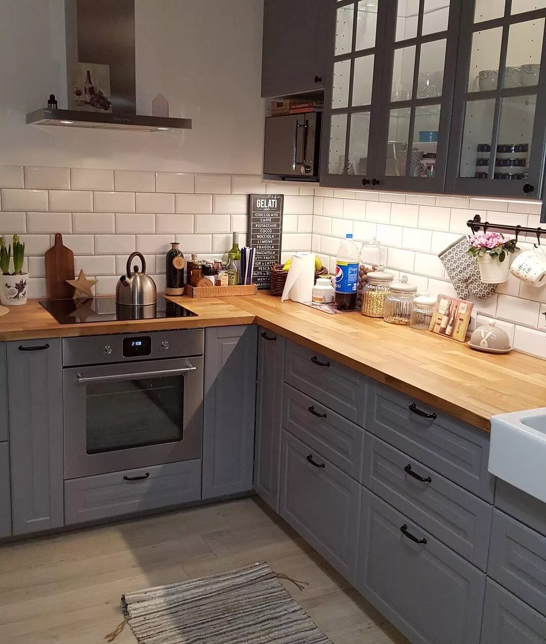 Кухня серая столешница под дерево фото Фартук над плитой Kitchen design small, Simple kitchen design, Kitchen remodel s