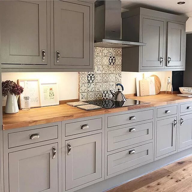 Кухня серая столешница под дерево фото This kitchen belongs to Samantha over @burrowandme * Samantha’s kitchen is from 