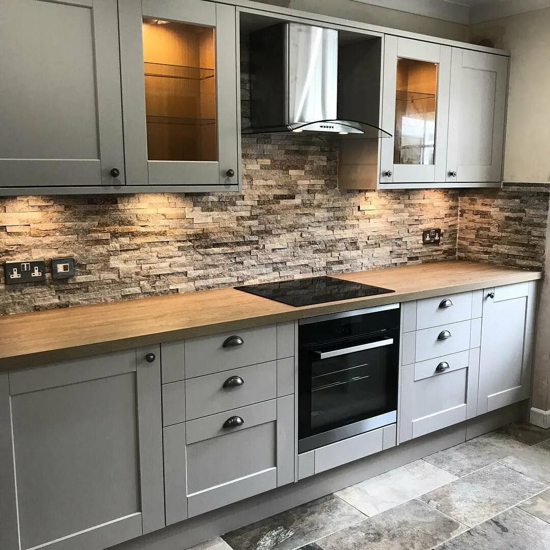 Кухня серая столешница под дерево фото Серая кухня под камень