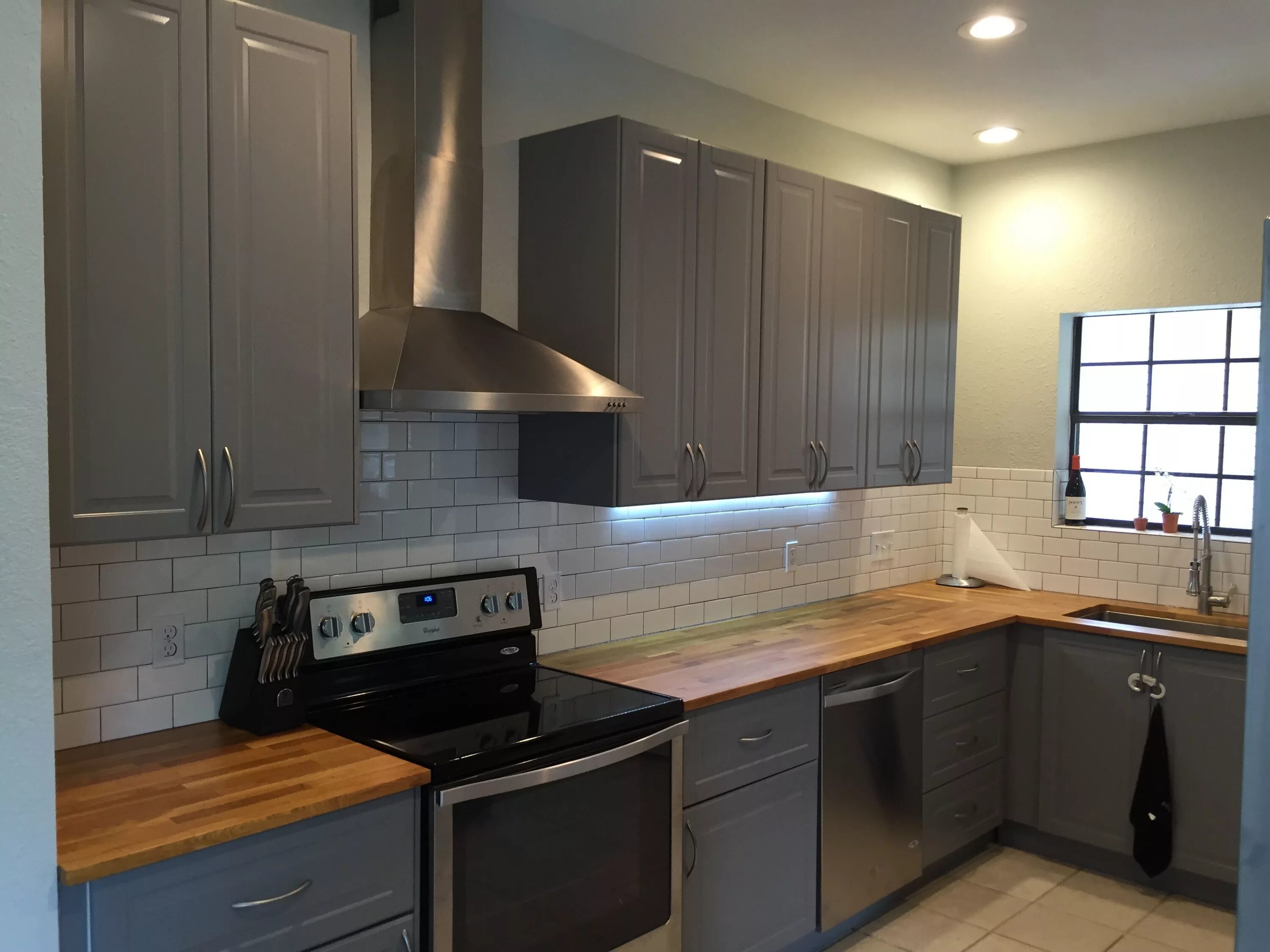 Кухня серая столешница под дерево фото luftig ikea hood - Google Search Ikea kitchen design, Kitchen design small, Kitc